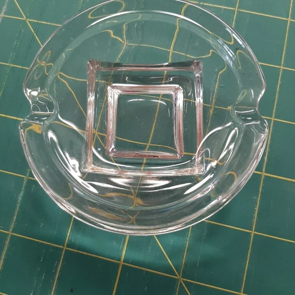SET OF 3 GLASS ASHTRAYS - Picture 3 of 9